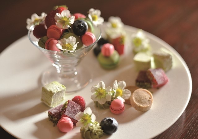 ～華やかで美しい、お皿の上の食べる芸術～ デセール ル コントワール 吉崎シェフによる、春色のアシェットデセール