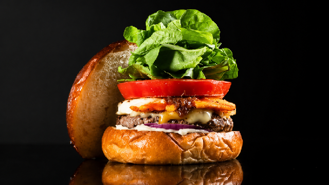 バンズから作る究極のエッグチーズバーガー