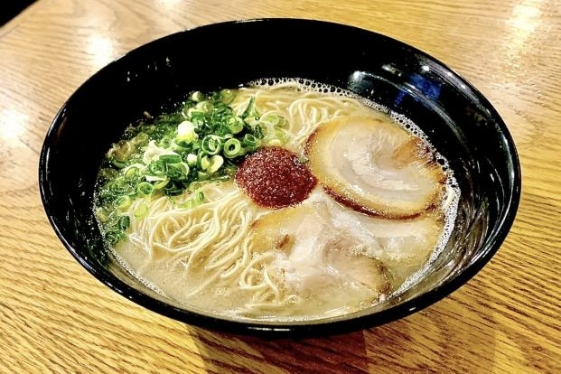 豚骨マイスターの「呼び戻し」メソッドvol.2ハイブリッド豚骨ラーメン「パチ蘭」ヤキメシ・辛子高菜付