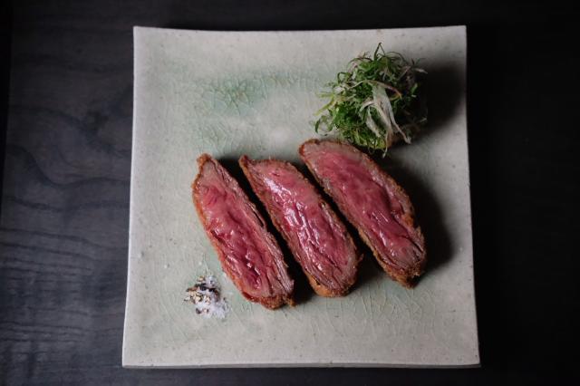 ハーブの可能性を知る「牛カツ　いちじく・大葉・茗荷のサラダとともに」