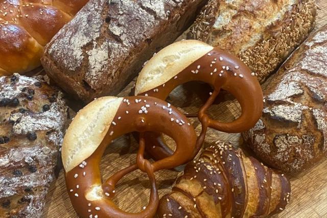 ドイツ製パンマイスターの季節を折り込むパンづくり