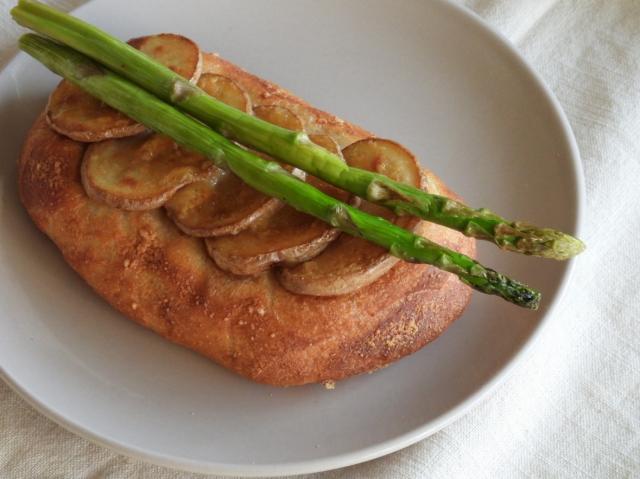 新じゃがとアスパラのタルティーヌ