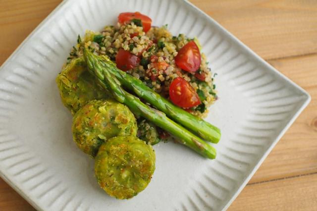 グリンピースのファラフェル　キノアのタブーリ