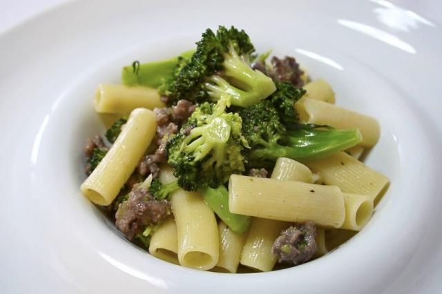 Rigatoni salsiccia e broccoli(合い挽き肉とブロッコリーのリガトーニ)