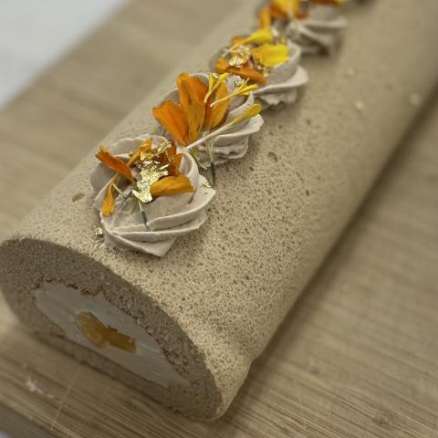 烏龍茶トマンゴーロールケーキ