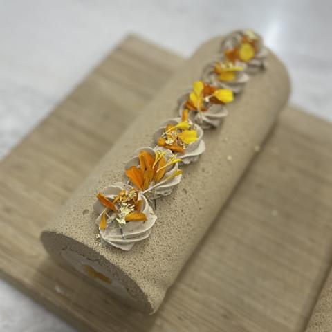 烏龍茶トマンゴーロールケーキ