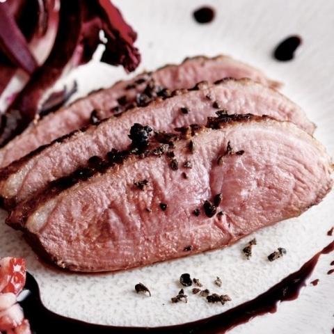 鴨肉のロースト、ざくろバルサミコソース