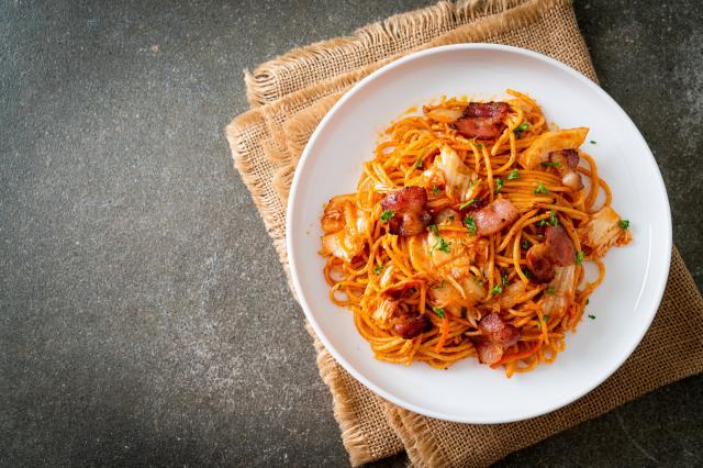しらすキムチパスタ スパイスパン粉がけ