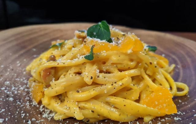 オレンジとミントを使ったカルボナーラ