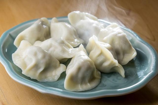 吉春の水餃子「吉春餃子、人参餃子、ルッコラ餃子」