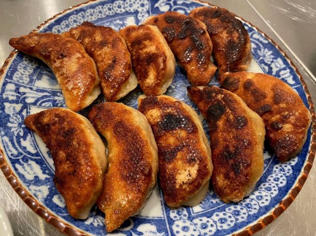 シェフが追い求める究極の餃子「自家製生地で作る焼き餃子」