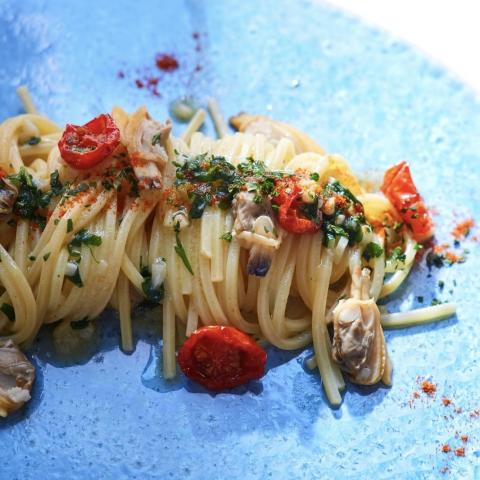 「ローマ風薄切り牛のステーキ&手打ちパスタのボンゴレ・ビアンコ」