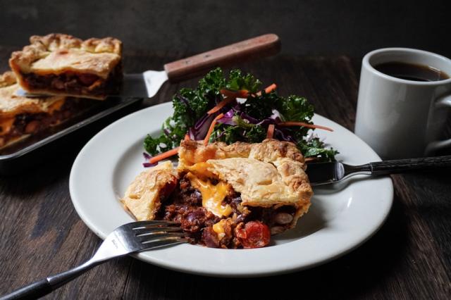 チリコンカン・スラブパイとハラペーニョ・ライムスロー