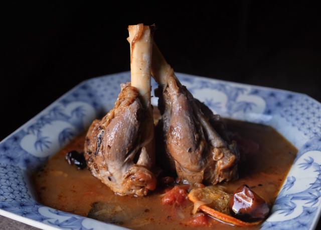 スパイスの可能性を知る「骨付きラムシャンクのスパイス煮込み　他」