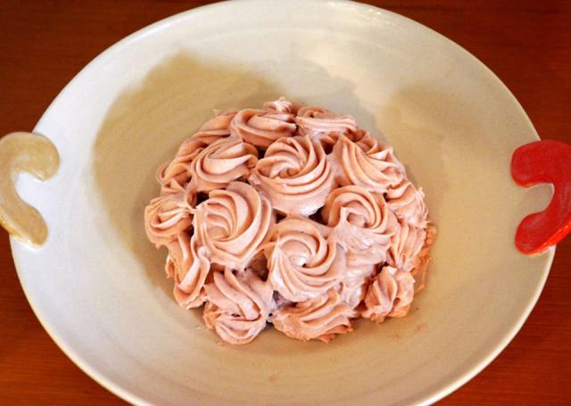 母の日のお菓子 ドーム型 ピンク色のチョコレートクリーム