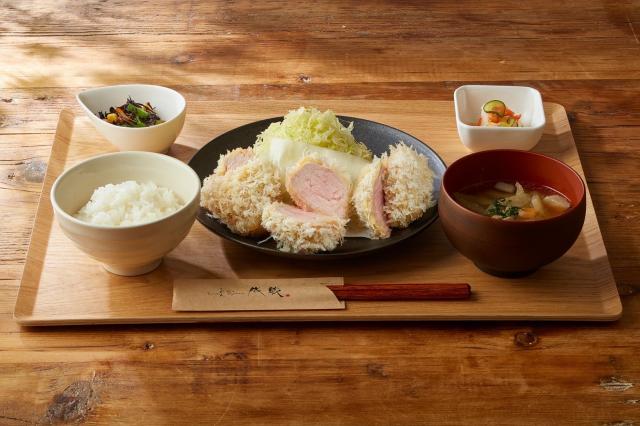 とんかつの概念を覆す口溶け!「白いとんかつ&かつ丼他」