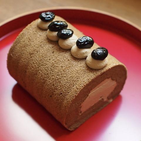 熊本製粉「九州ミズホチカラ米粉」でつくる”ふかふか”スポンジのほうじ茶と黒豆のロールケーキ