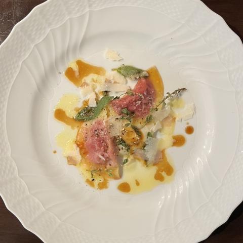 【赤】豚肉とビーツのメッツォルーナ(ラビオリ)