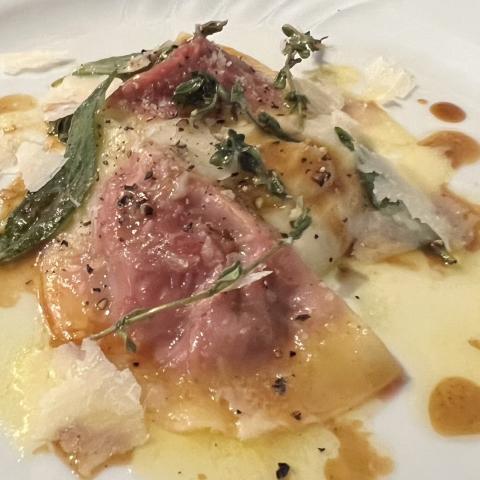 【赤】豚肉とビーツのメッツォルーナ(ラビオリ)