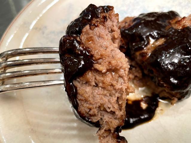 噛んだ瞬間溢れる!「究極の肉汁爆弾ハンバーグ」