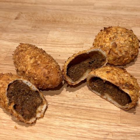牛すじ入りカレーパン