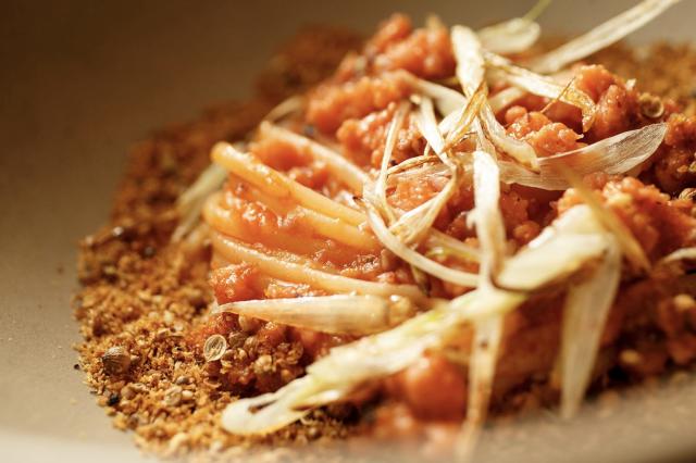 タコと島ラッキョ(ゴーヤかも)の沖縄風パスタ