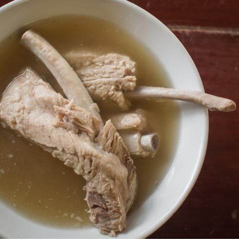 旅するスープ　夏の東南アジア編「肉骨茶、揚げ春巻き、ジーローハン他」