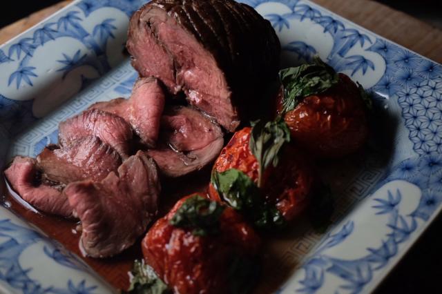 ハーブの可能性を知る「焼きトマトで食べるローストビーフ　バジル風味」