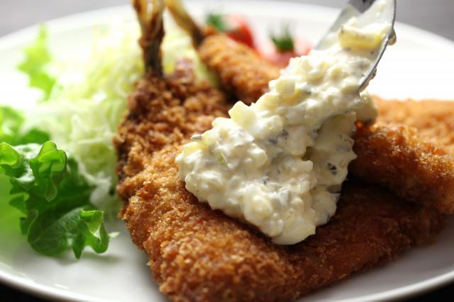 褒められ洋食「2種のタルタルアジフライと塩メンチカツ」