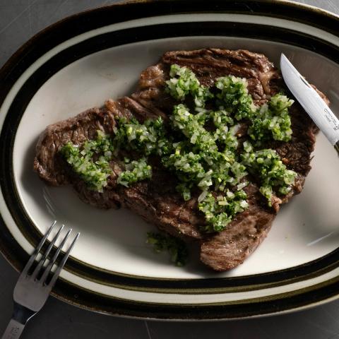 赤身牛肉のステーキ　チミチュリソース