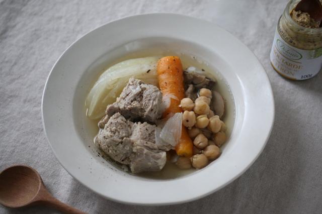 8月　塩麹豚とひよこ豆の煮込み