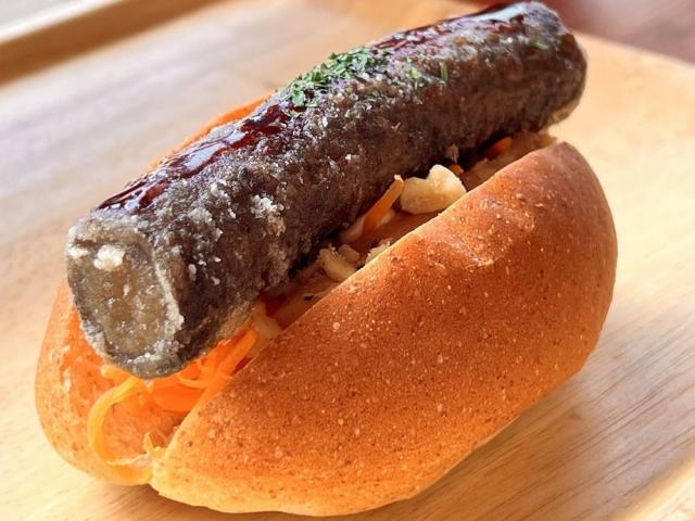 国産鶏むね肉の自家製スモークチキンと驚くほどやわらかいゴボウのコッペ