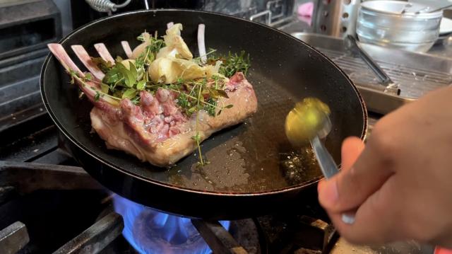 火入れを極める肉料理「ラムラックカポナータ」