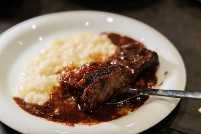 牛肉の赤ワインみそ煮込み