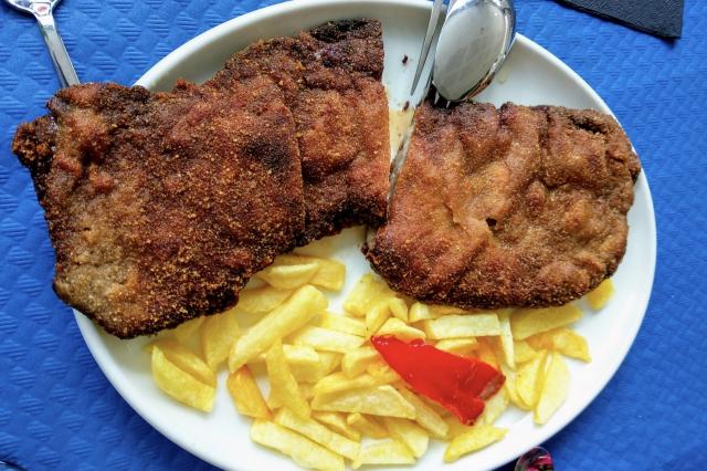 カチョポ(牛肉に生ハムとチーズ挟んだカツレツ)