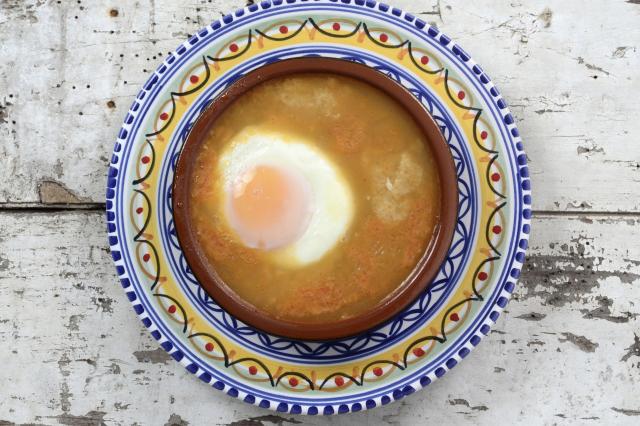 「ソパ・デ・アホ」(伝統のにんにくスープ)