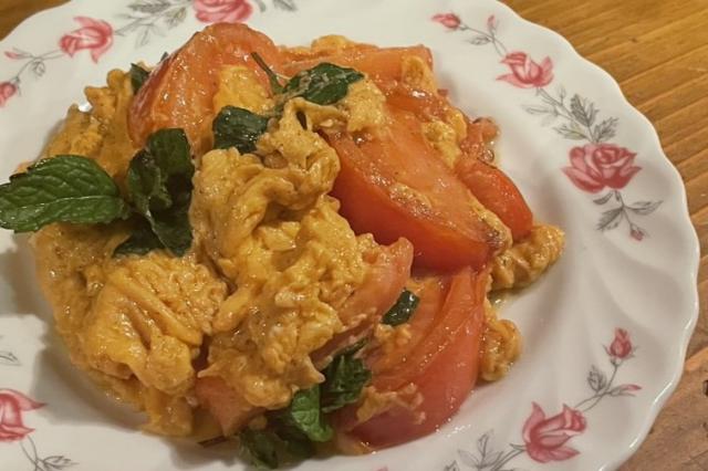 トマトとバジル卵炒め