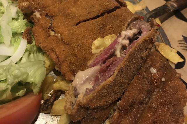 カチョポ(牛肉に生ハムとチーズ挟んだカツレツ)