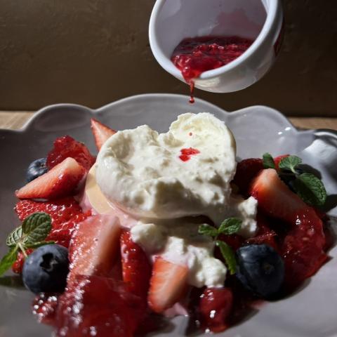 苺チーズの皿パフェ