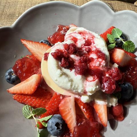 苺チーズの皿パフェ