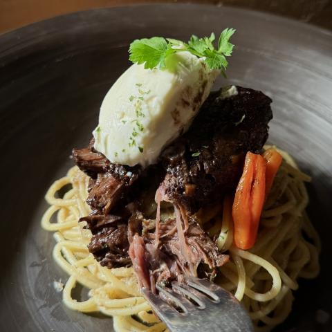 牛ホホ肉の赤ワイン煮込み、バニラを効かせたマッシュルームソース