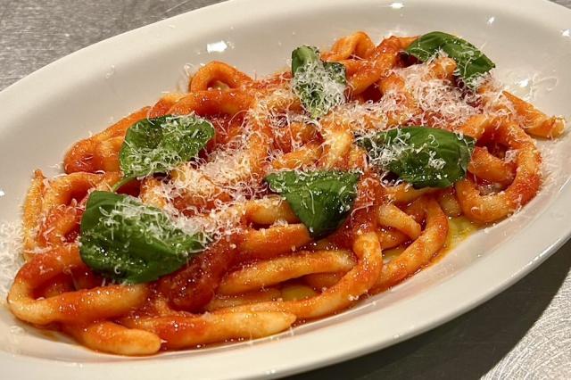 レストラン仕様の濃厚トマト手打ちパスタ&デパ地下超えのタコのマリネ