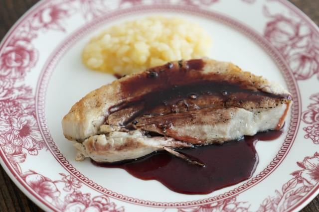 豚肉のステーキ　赤ワインとみりんのソース
