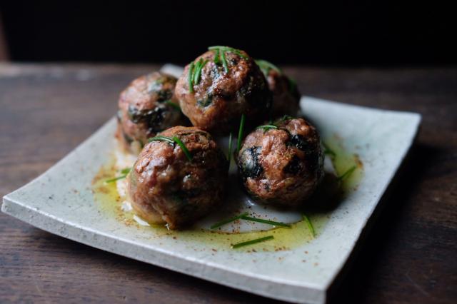 スパイスの可能性を知る「網脂で包んだフランス式ハンバーグ　他」