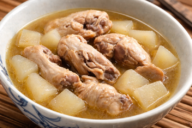 麻油鶏(大根と鶏のごま油スープ)